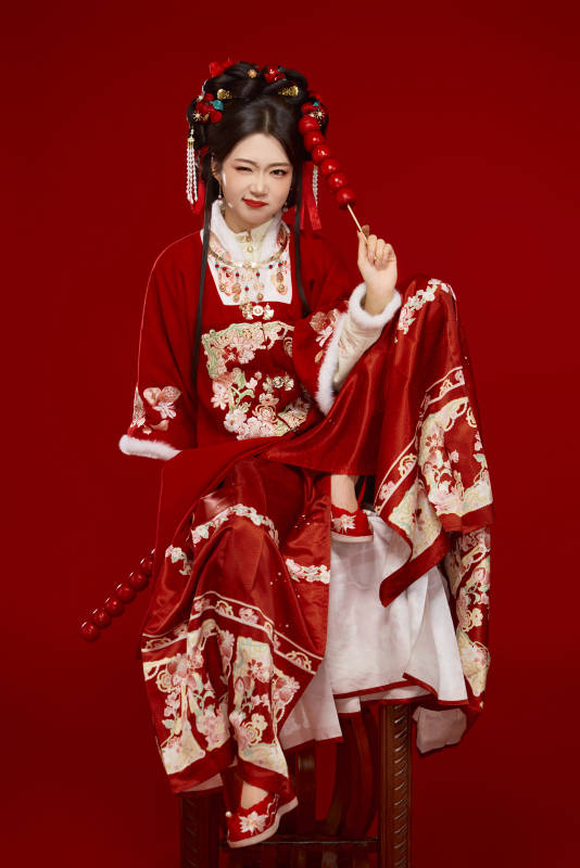 身穿喜庆汉服手拿糖葫芦的可爱中国美女