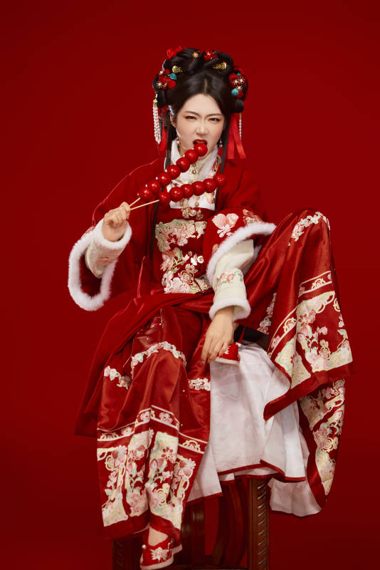 身穿喜庆汉服手拿糖葫芦的可爱中国美女