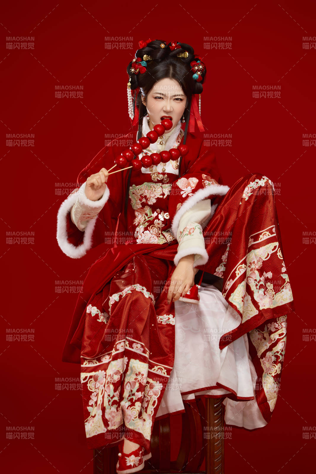 身穿喜庆汉服手拿糖葫芦的可爱中国美女