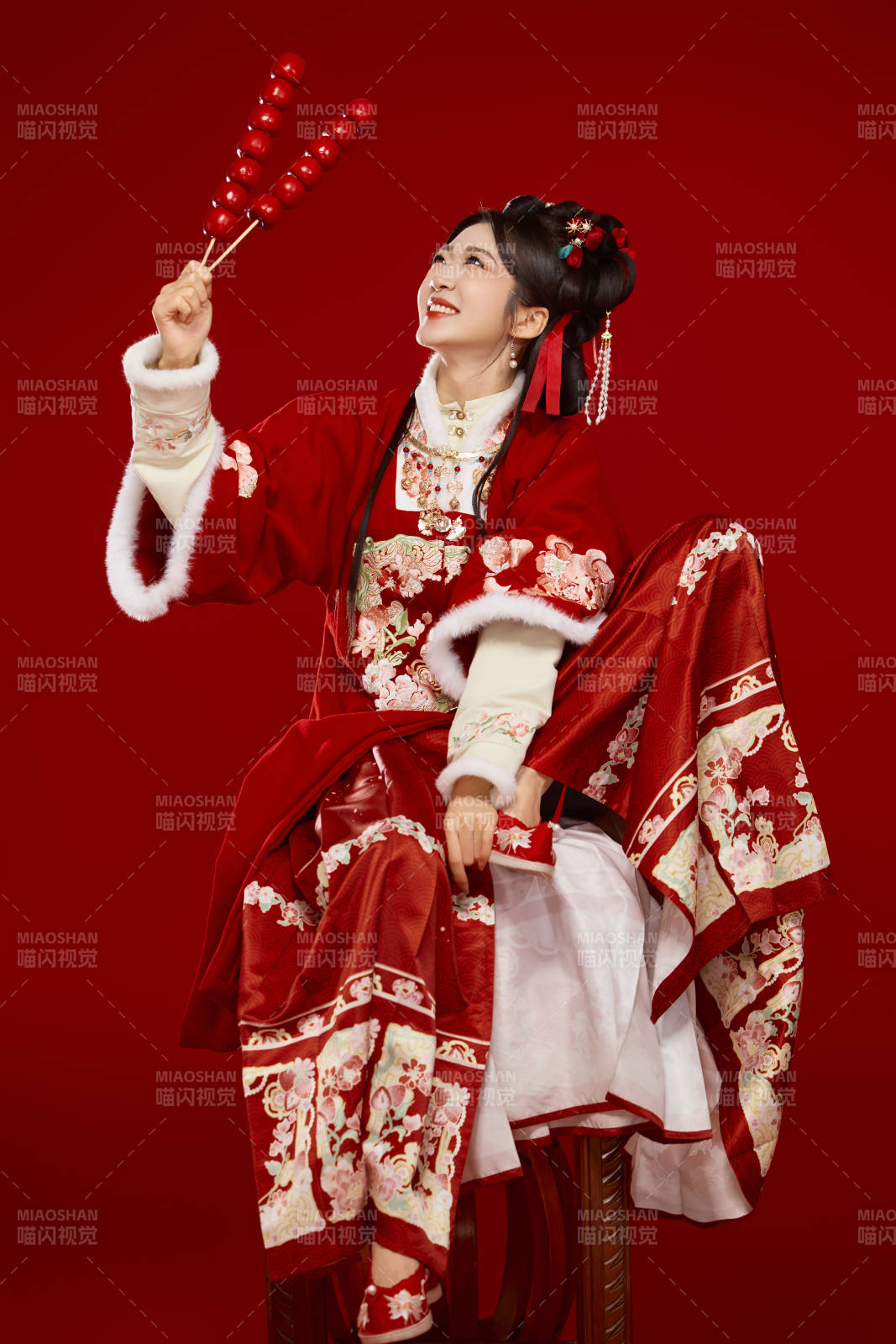 身穿喜庆汉服手拿糖葫芦的可爱中国美女