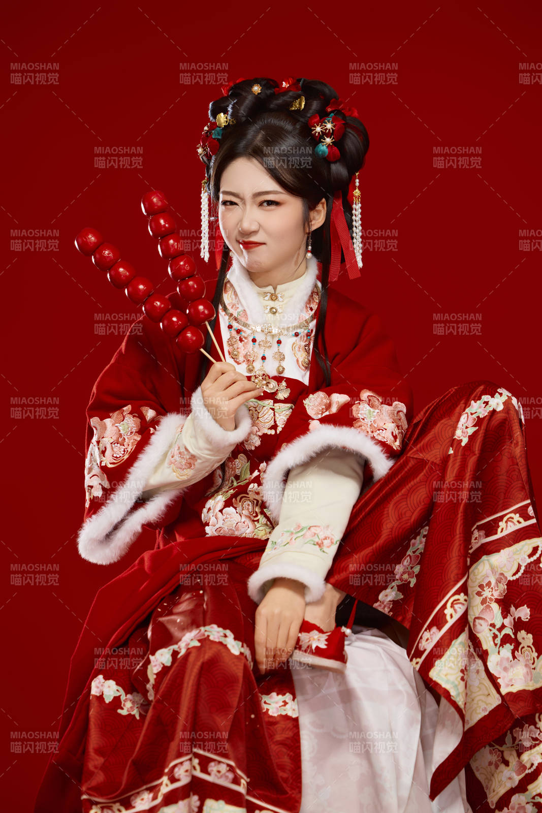 身穿喜庆汉服手拿糖葫芦的可爱中国美女