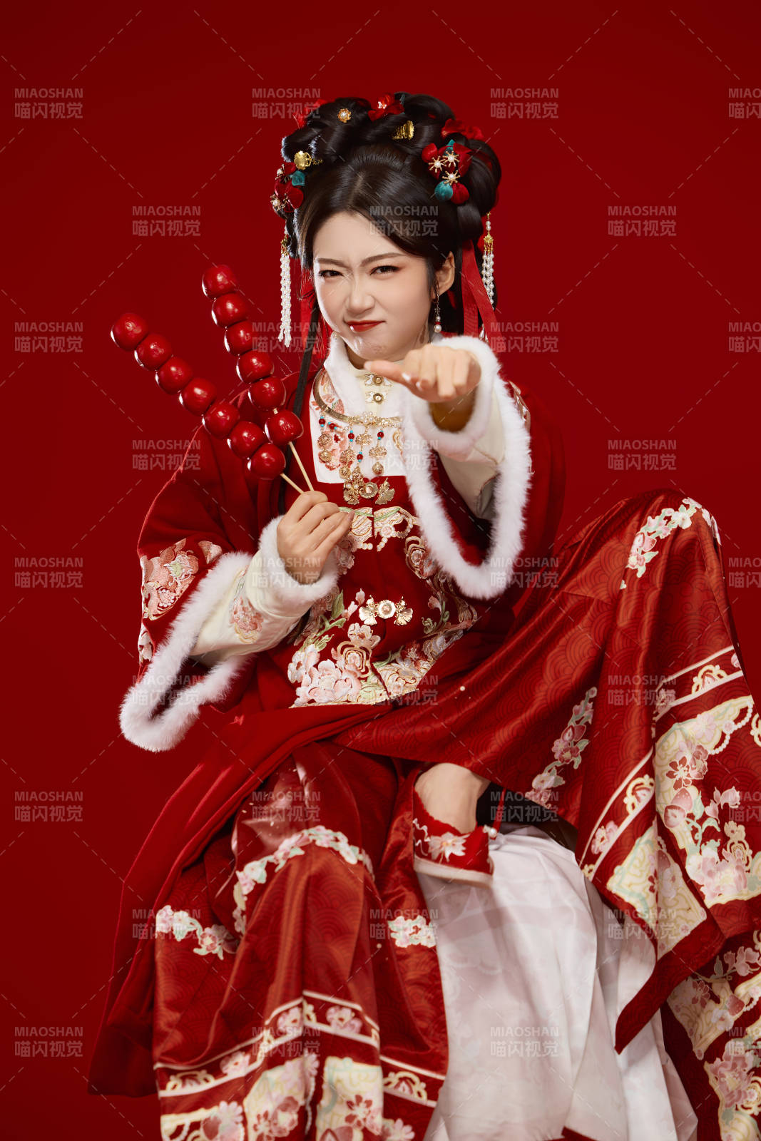 身穿喜庆汉服手拿糖葫芦的可爱中国美女