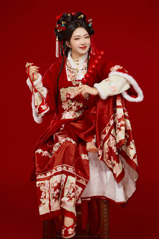 身穿喜庆汉服手拿糖葫芦的可爱中国美女