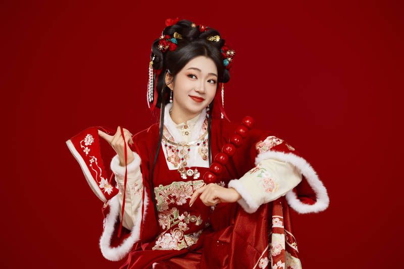 身穿喜庆汉服手拿糖葫芦的可爱中国美女