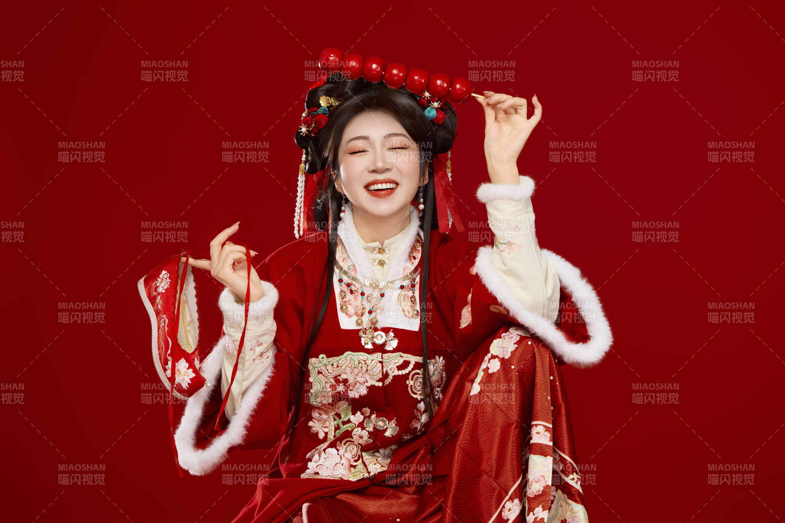 身穿喜庆汉服手拿糖葫芦的可爱中国美女