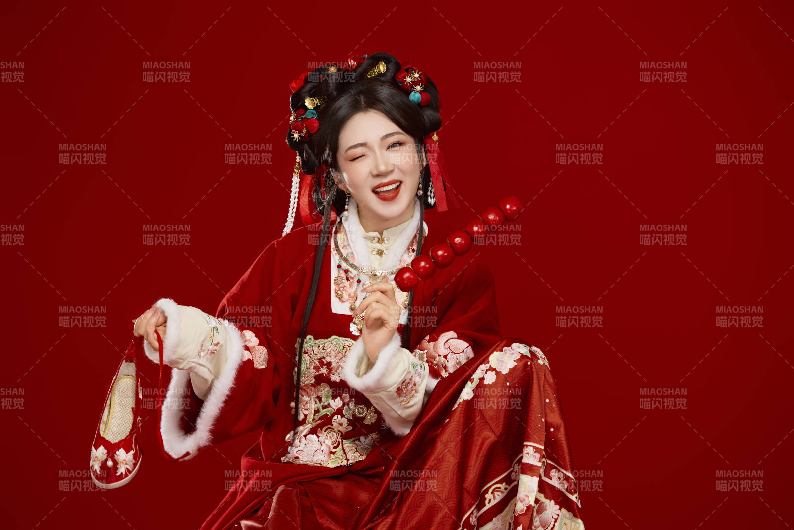 身穿喜慶漢服手拿糖葫蘆的可愛中國美女