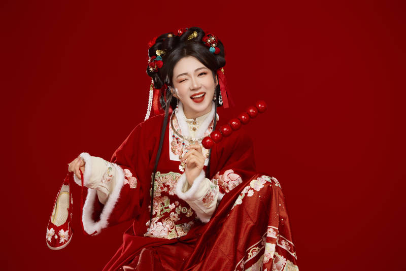 身穿喜庆汉服手拿糖葫芦的可爱中国美女