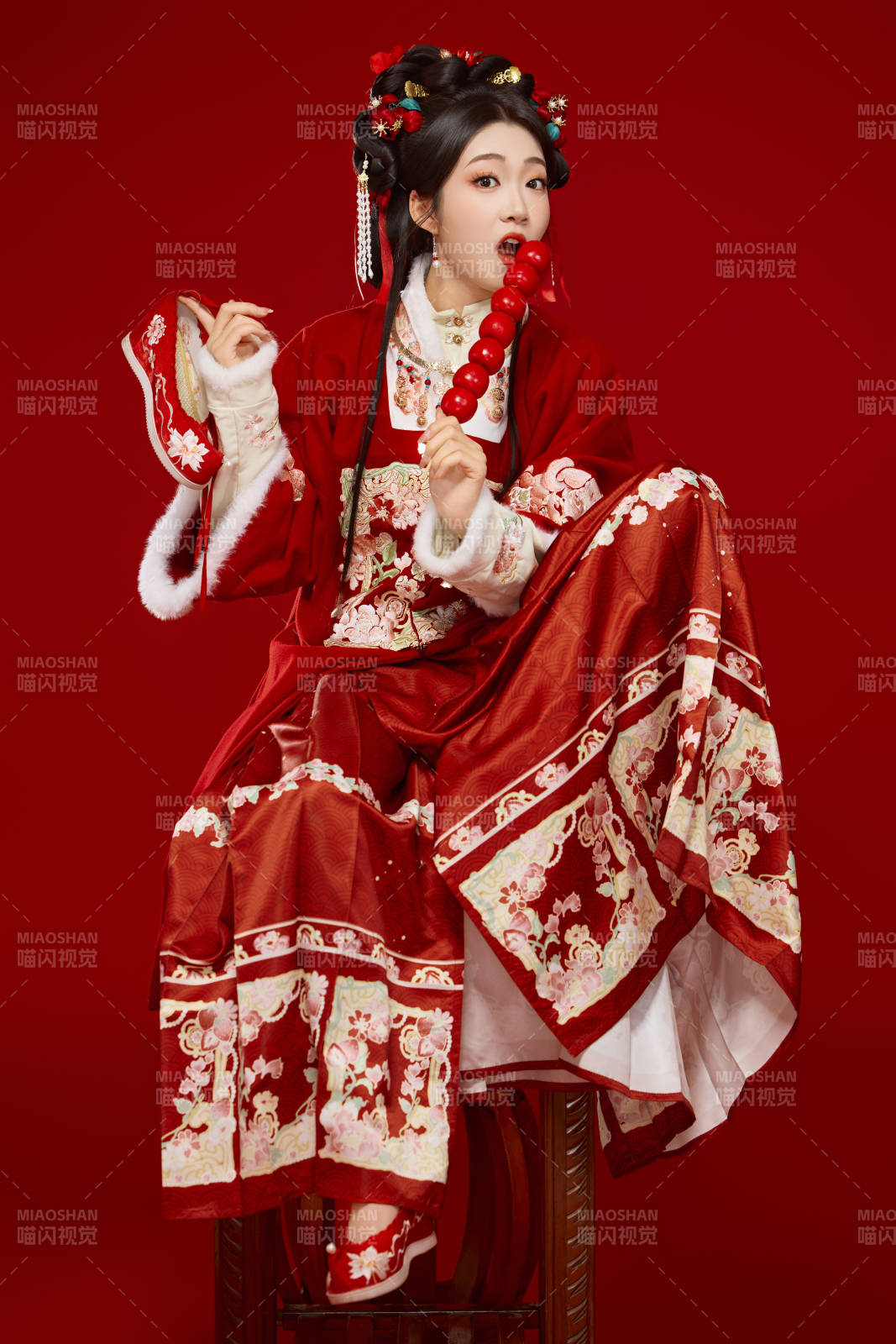 身穿喜庆汉服手拿糖葫芦的可爱中国美女