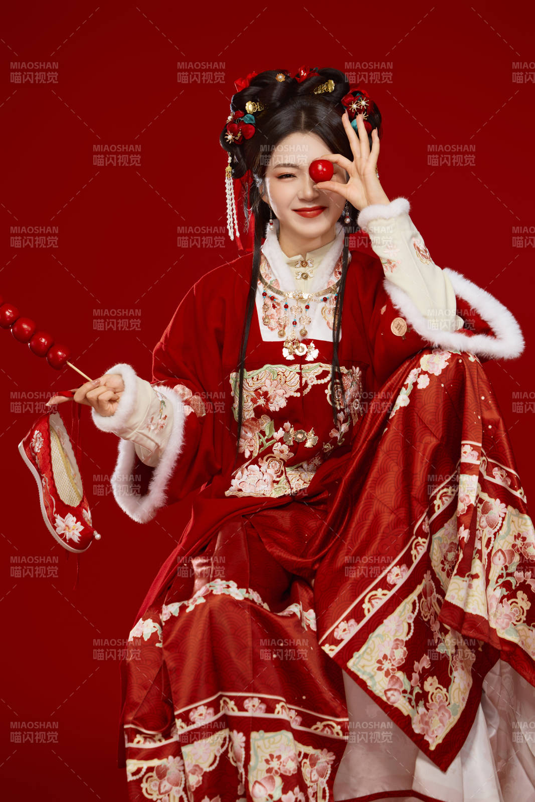 身穿喜庆汉服手拿糖葫芦的可爱中国美女