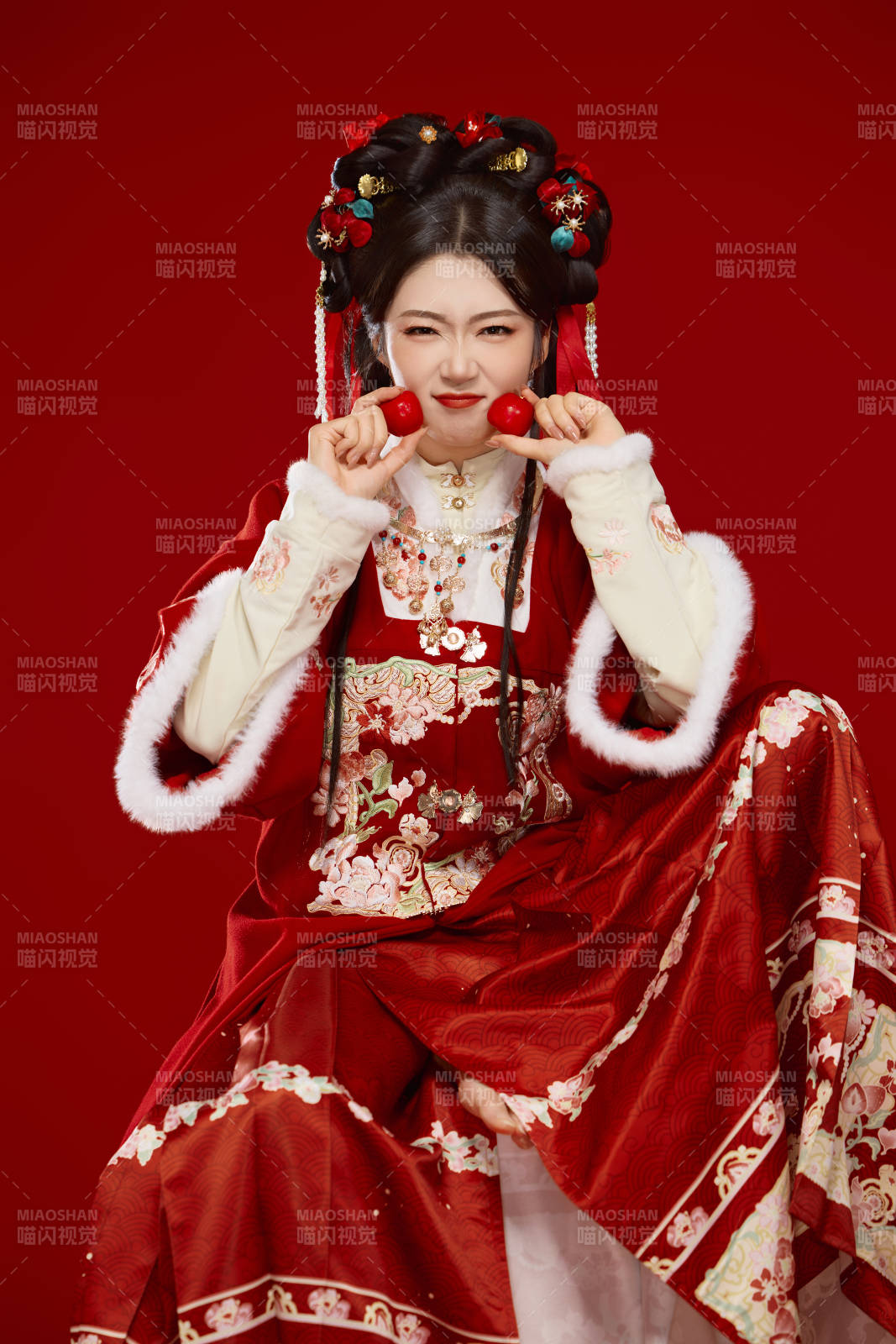 身穿喜庆汉服手拿糖葫芦的可爱中国美女