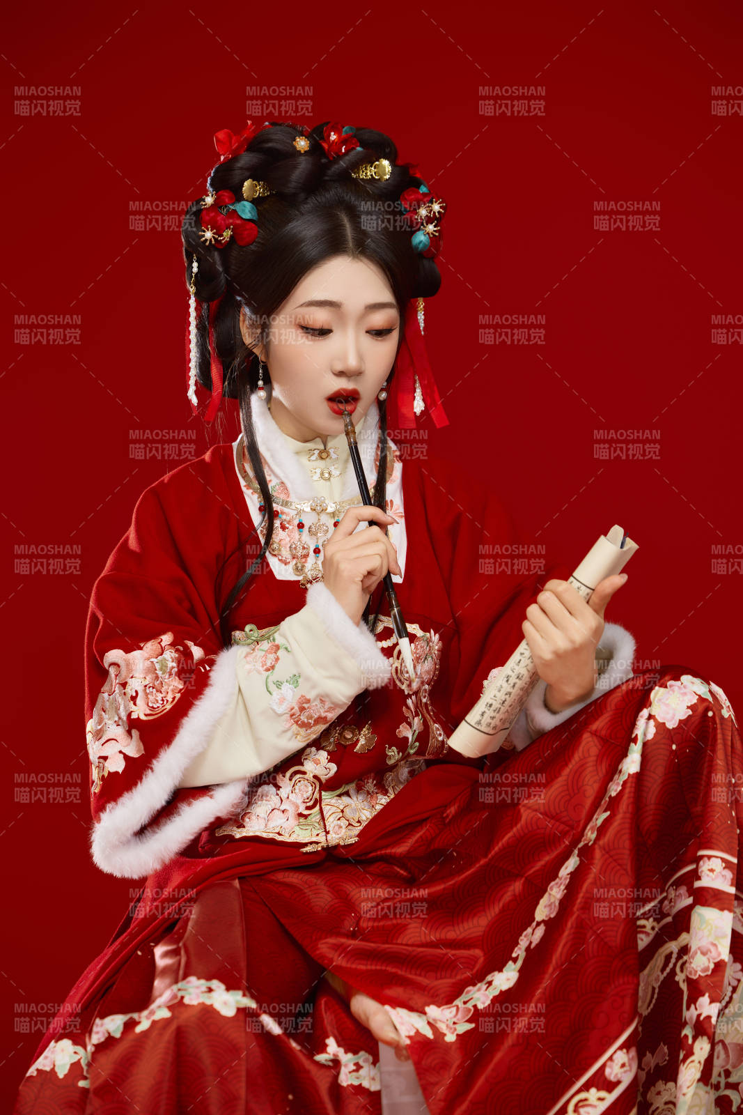 红色背景下身穿喜庆汉服认真学习的中国美女