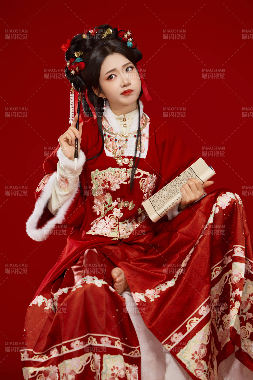 红色背景下身穿喜庆汉服认真学习的中国美女