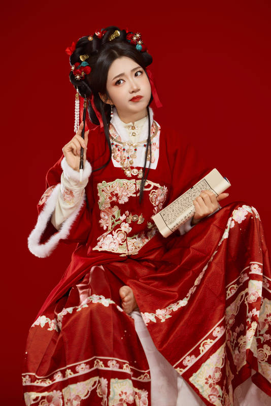 红色背景下身穿喜庆汉服认真学习的中国美女