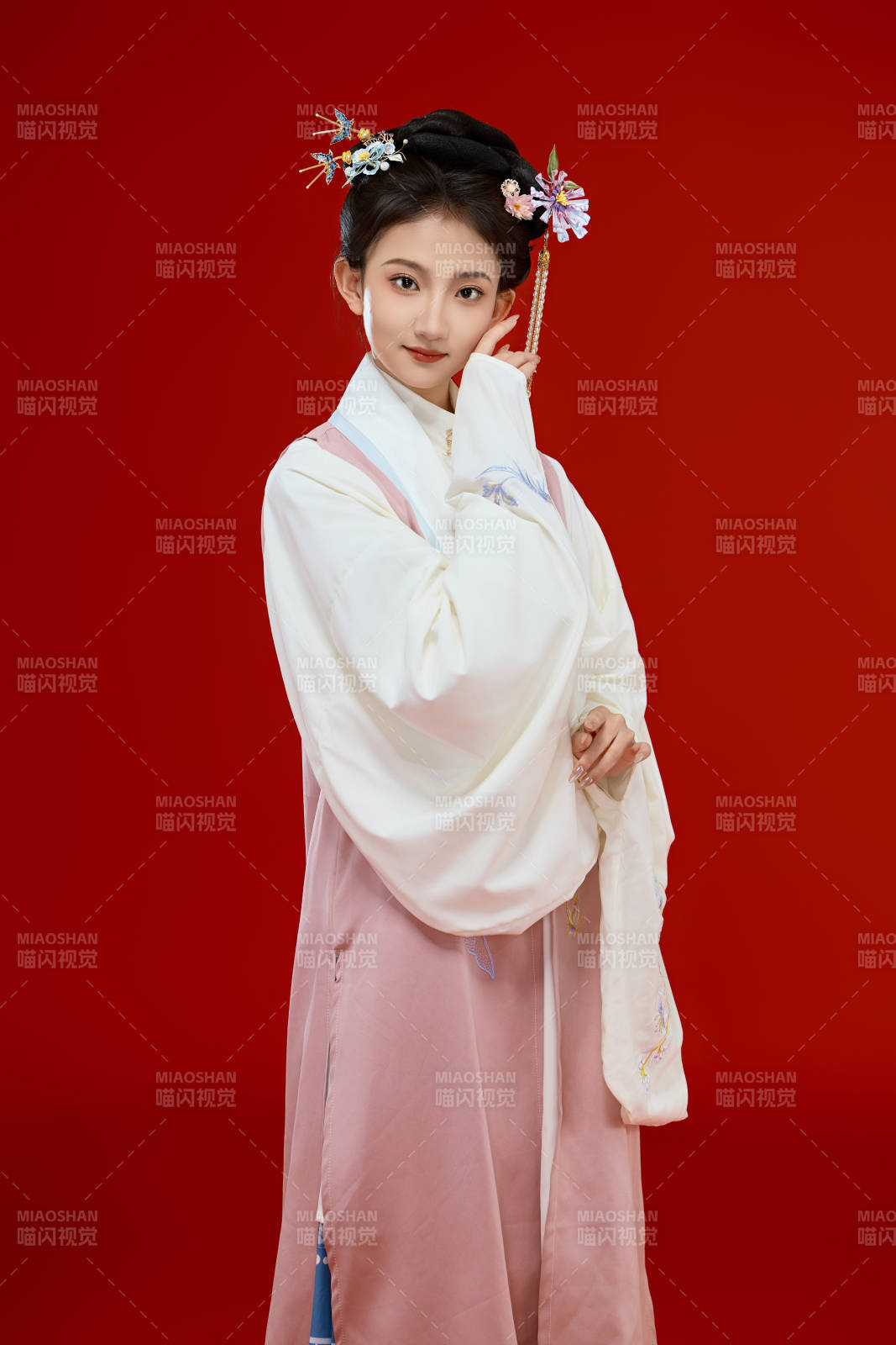 紅色背景下穿著中國明朝明制漢服服飾的少女