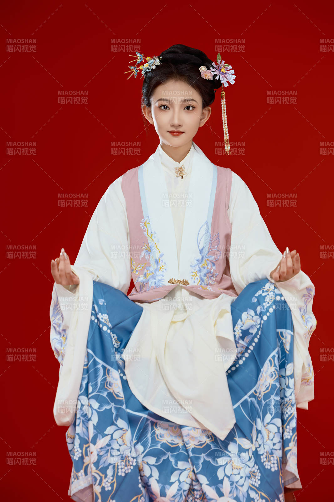 紅色背景下穿著中國明朝明制漢服服飾的少女