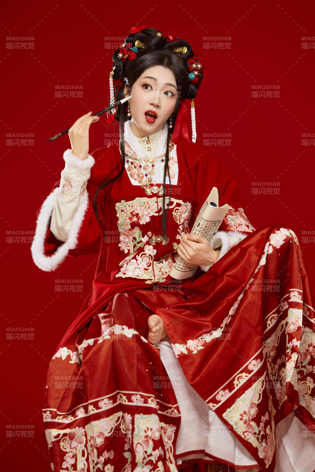 紅色背景下身穿喜慶漢服認(rèn)真學(xué)習(xí)的中國(guó)美女