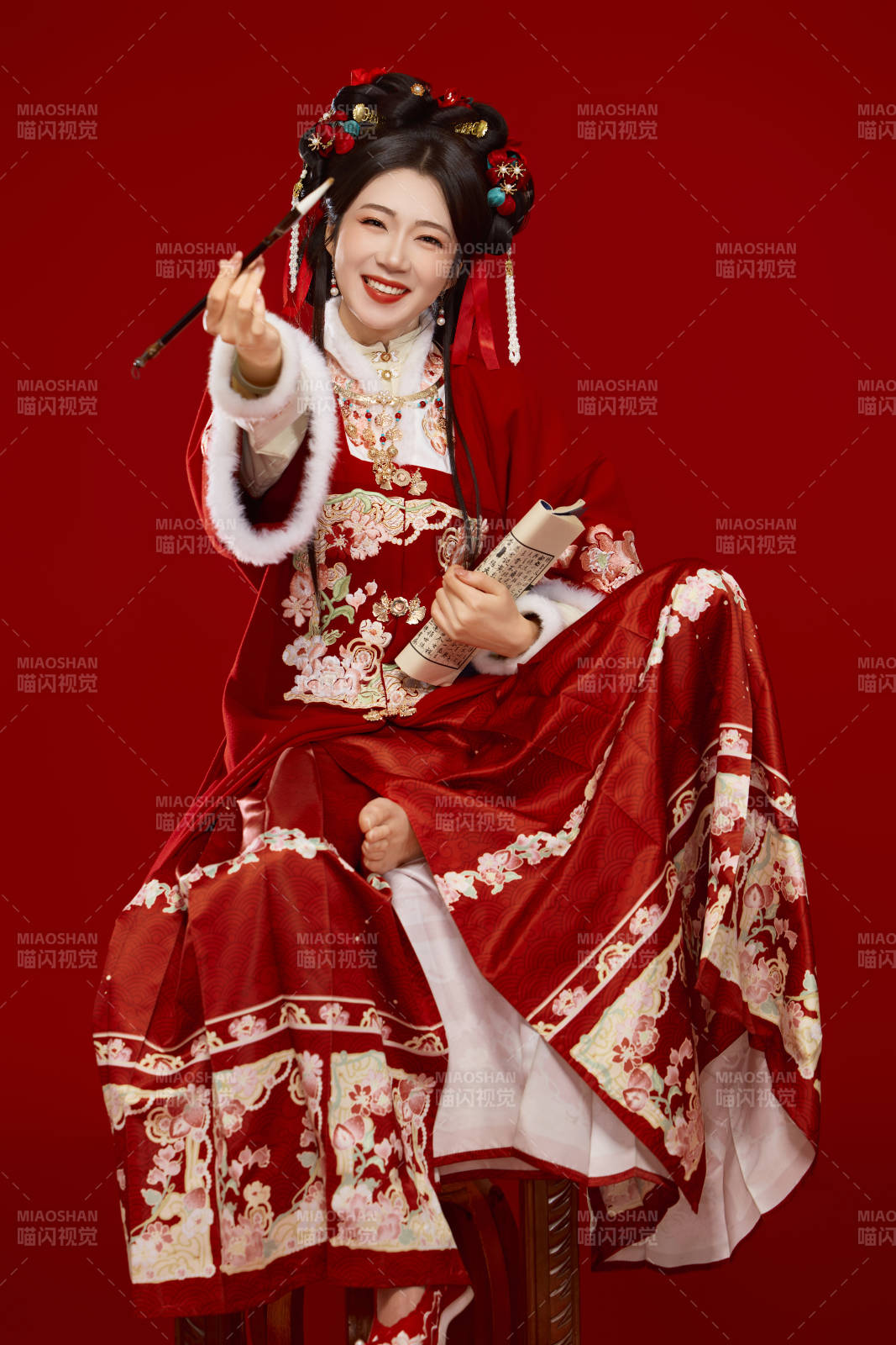 紅色背景下身穿喜慶漢服認真學習的中國美女