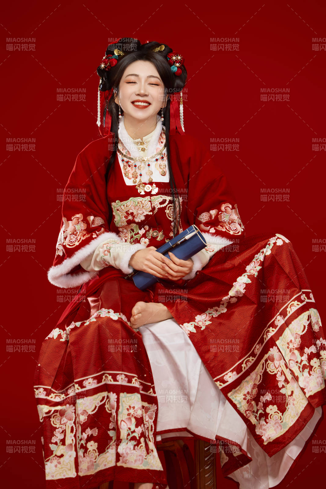 紅色背景下身穿喜慶漢服認真學習的中國美女