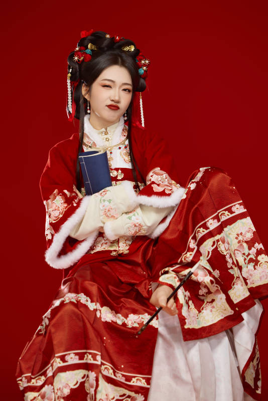 红色背景下身穿喜庆汉服认真学习的中国美女