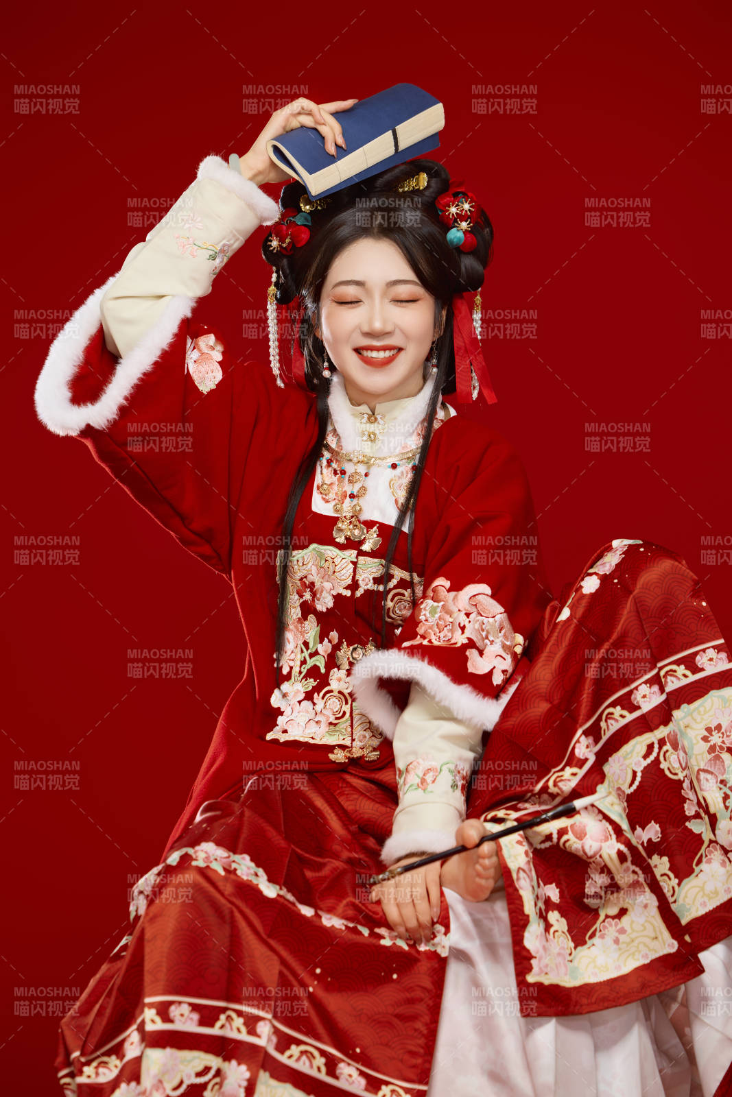 紅色背景下身穿喜慶漢服認真學習的中國美女