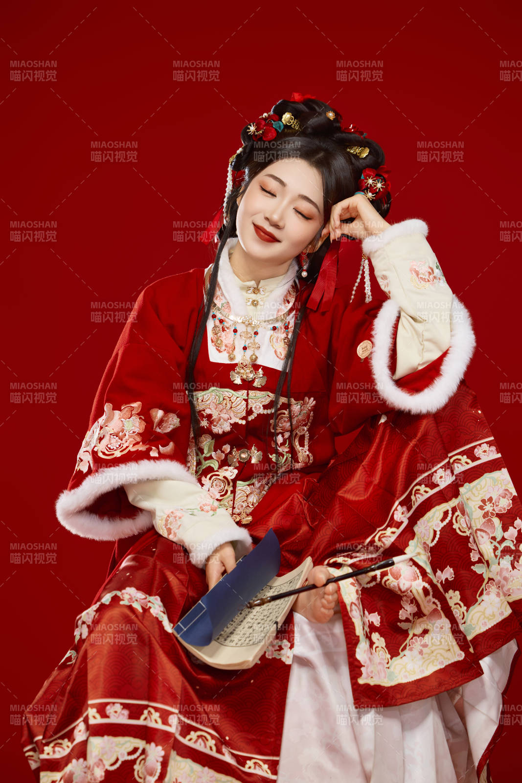 紅色背景下身穿喜慶漢服認真學習的中國美女