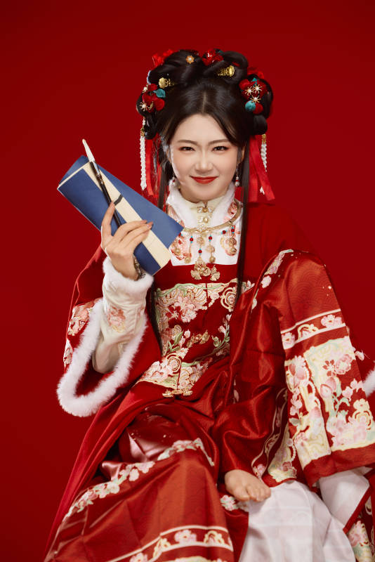 红色背景下身穿喜庆汉服认真学习的中国美女