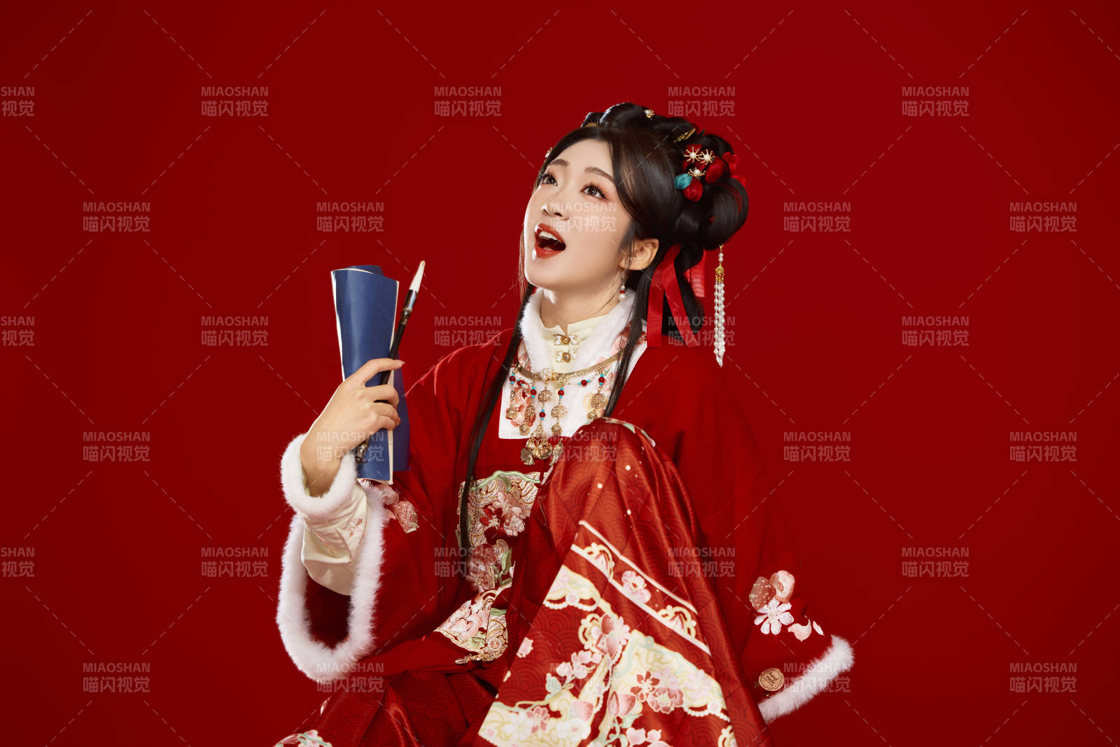 紅色背景下身穿喜慶漢服認真學習的中國美女