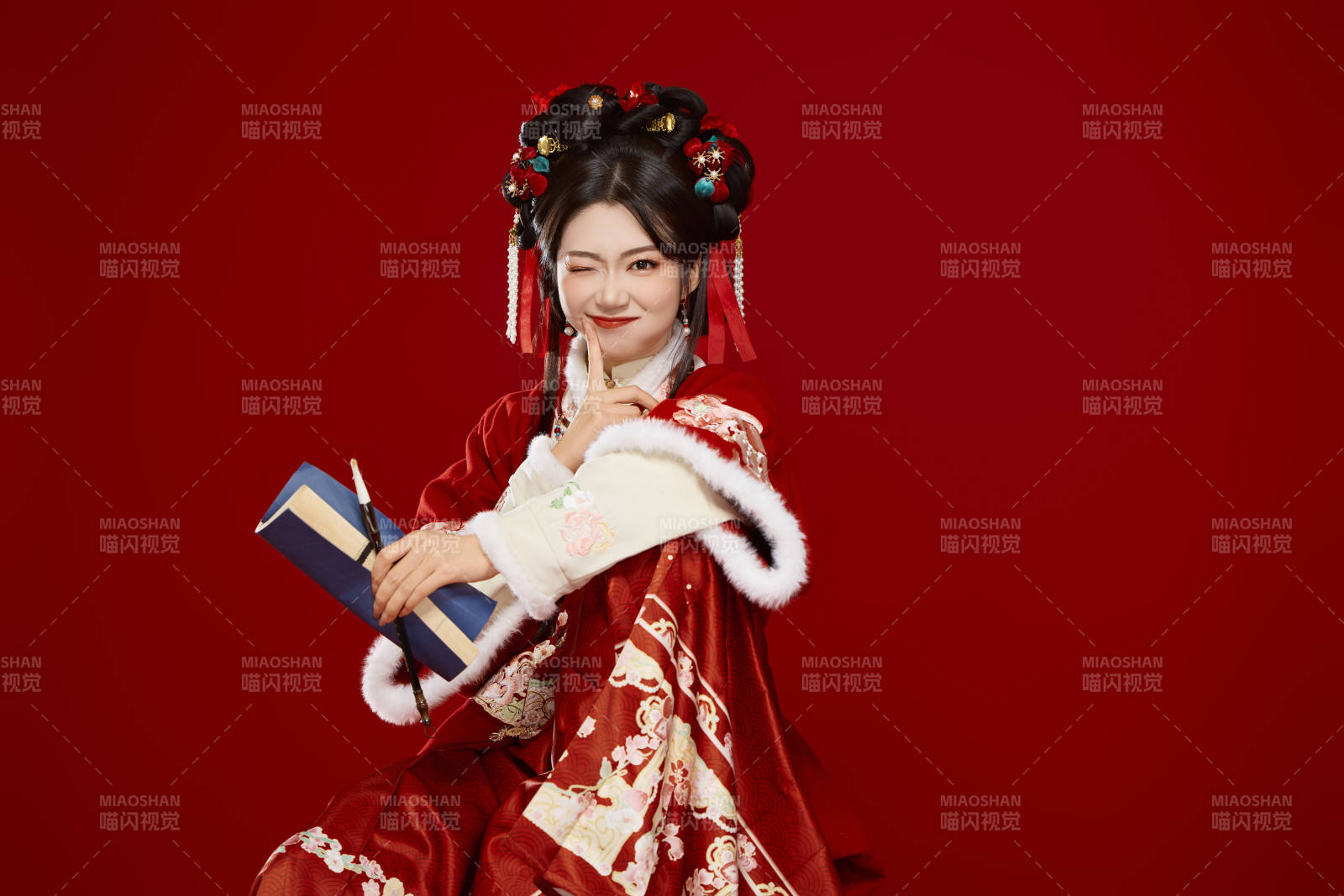 紅色背景下身穿喜慶漢服認真學(xué)習(xí)的中國美女