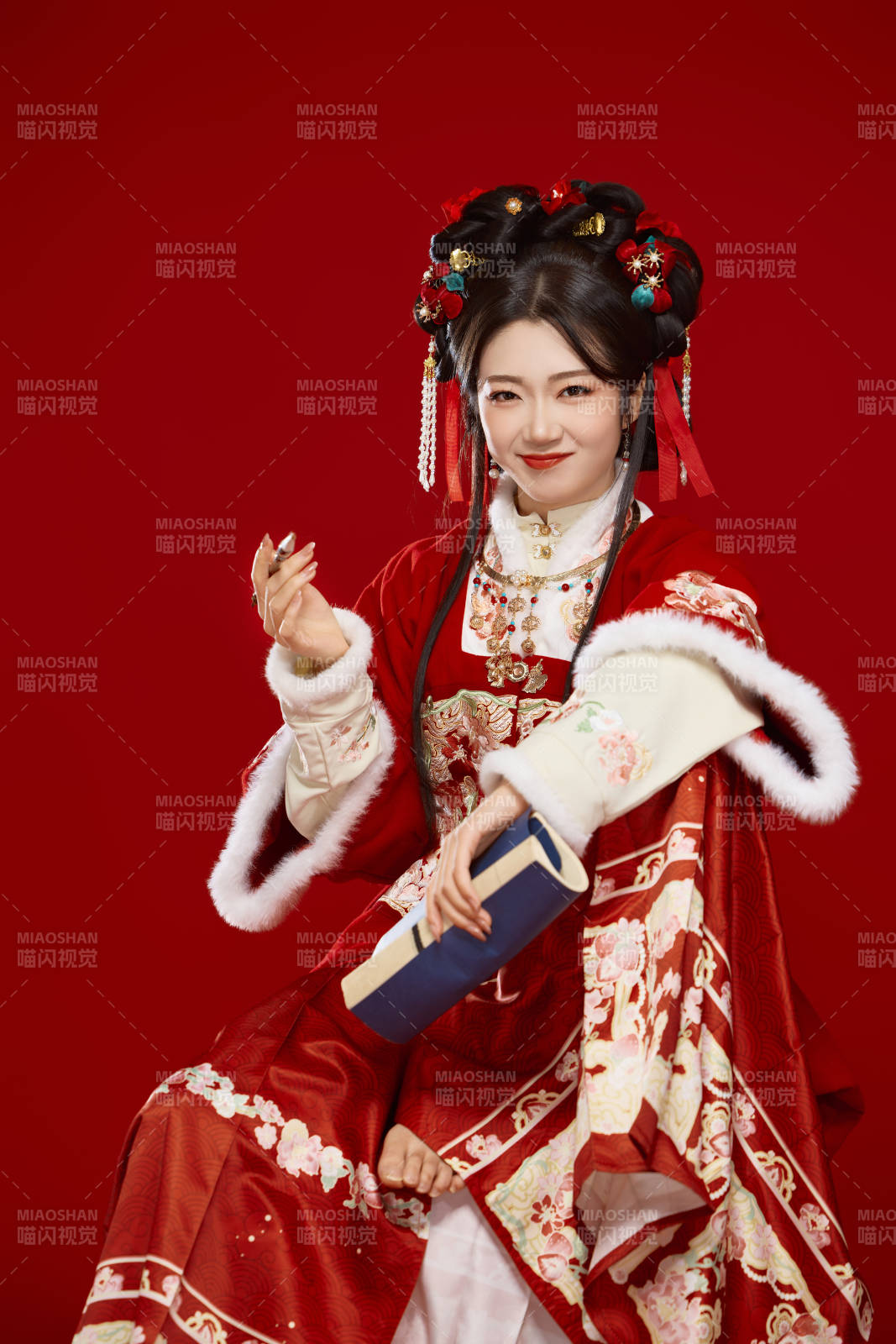 紅色背景下身穿喜慶漢服認真學習的中國美女