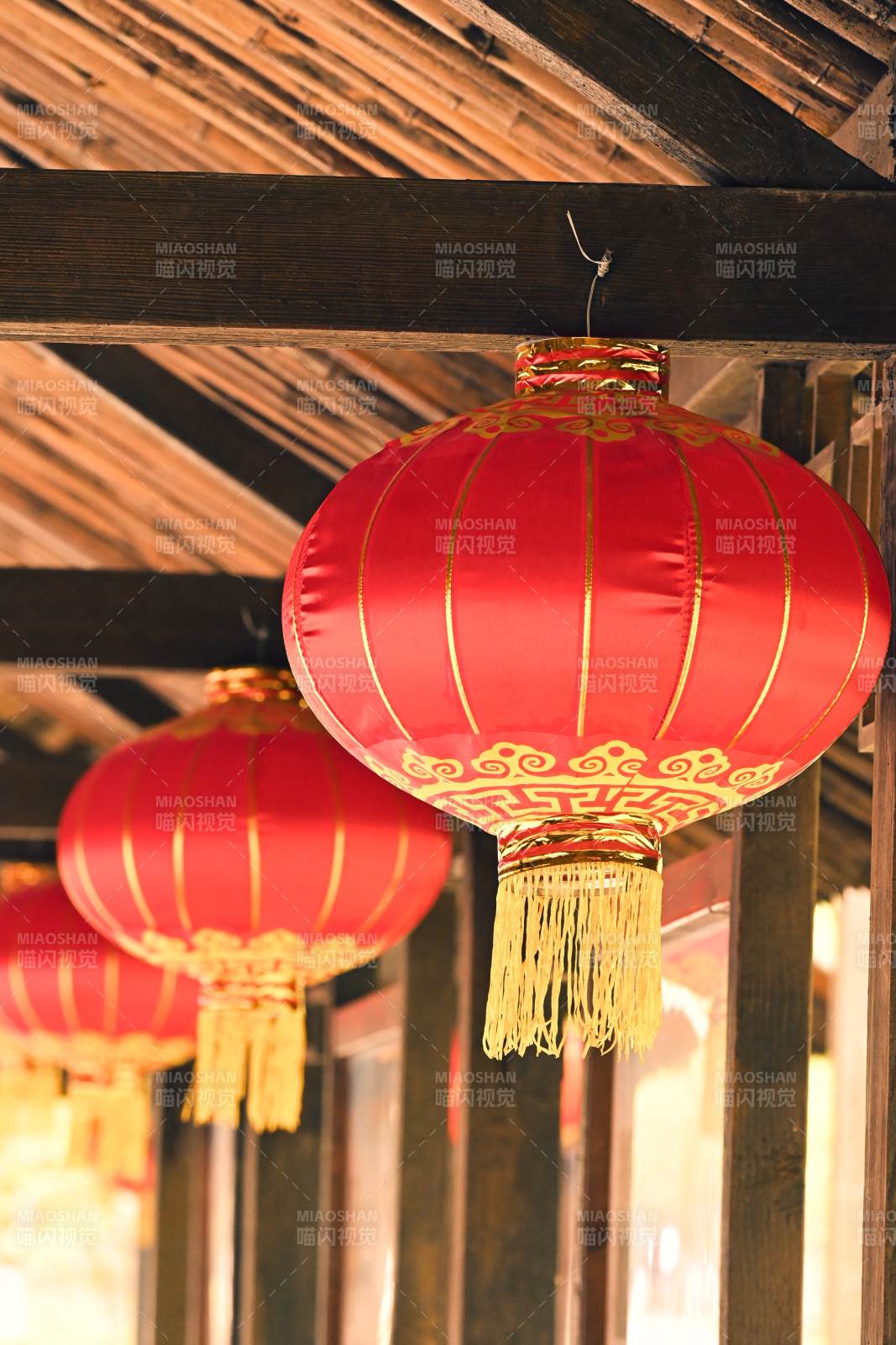 红灯笼挂檐下