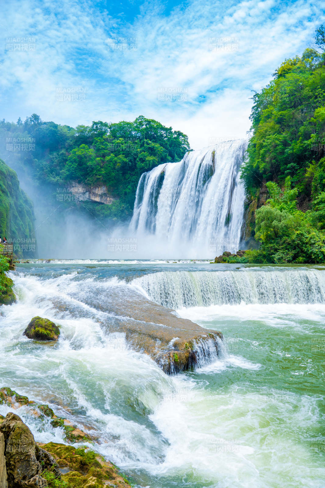 黄果树瀑布飞流直下