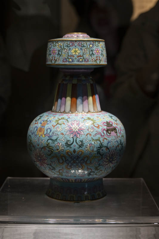 景德镇彩绘瓷瓶