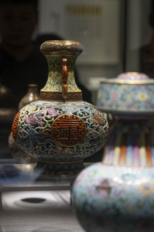 景德镇精美彩瓷花瓶