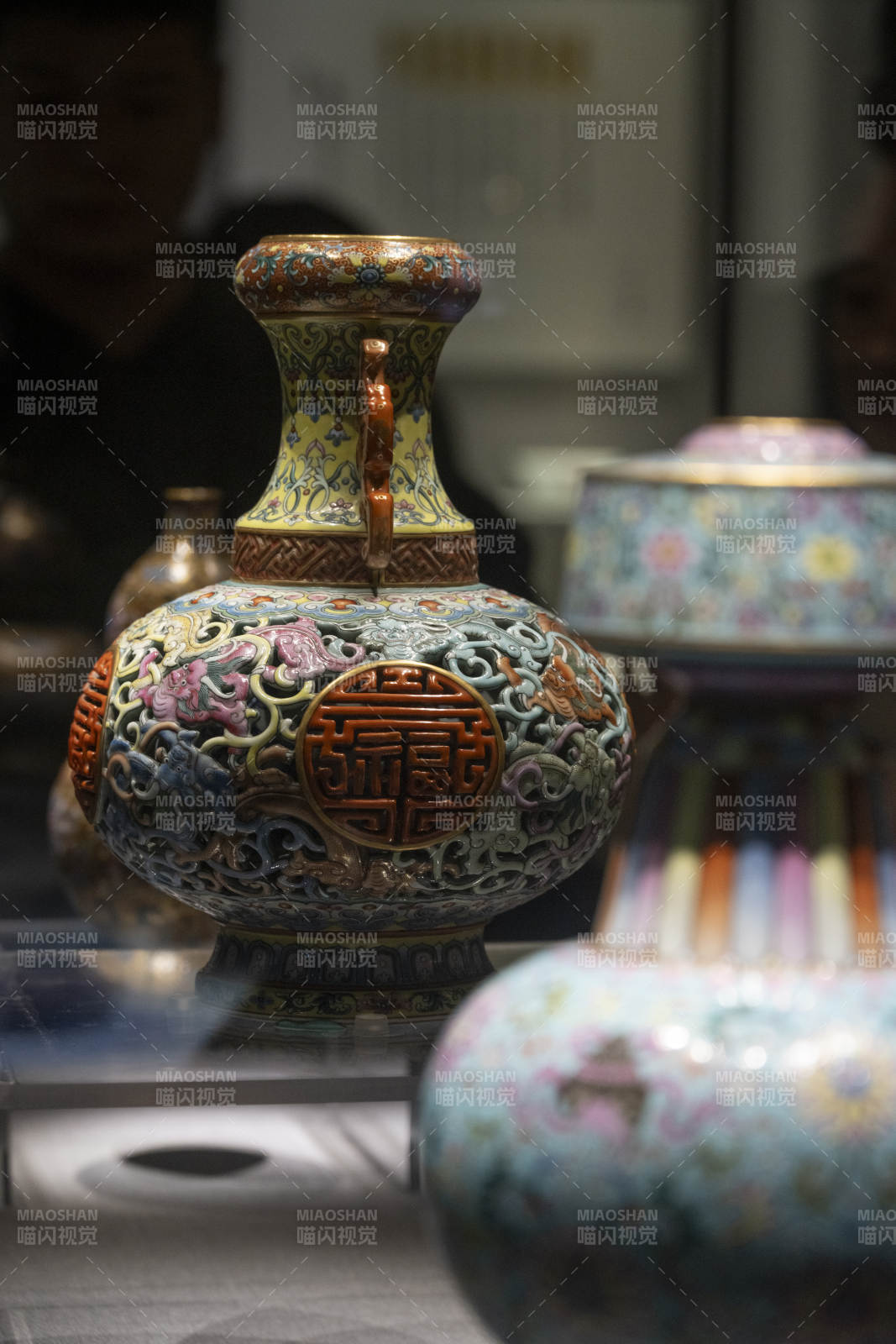 景德镇精美彩瓷花瓶