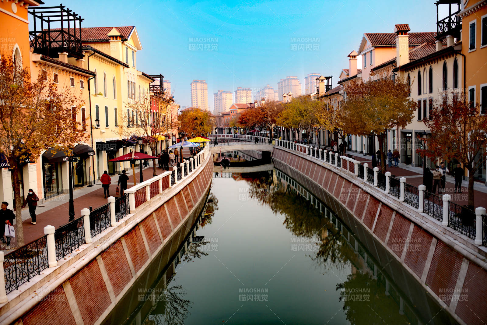 佛罗伦萨小镇水道两旁秋色宜人