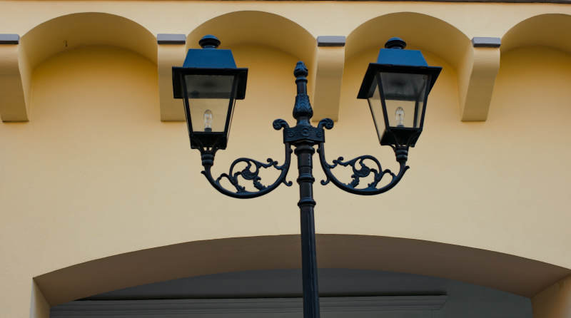 古典路灯映墙影