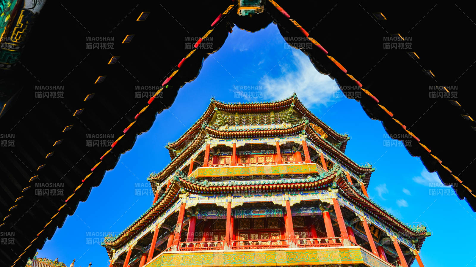 颐和园古塔映蓝天