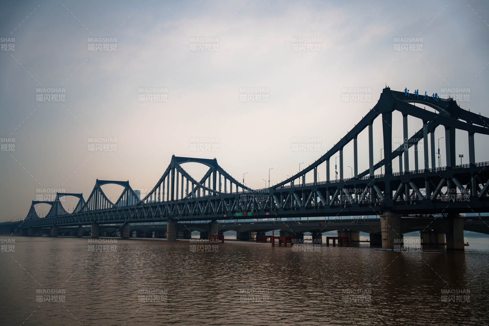 杭州钱塘江彭埠大桥横跨江面