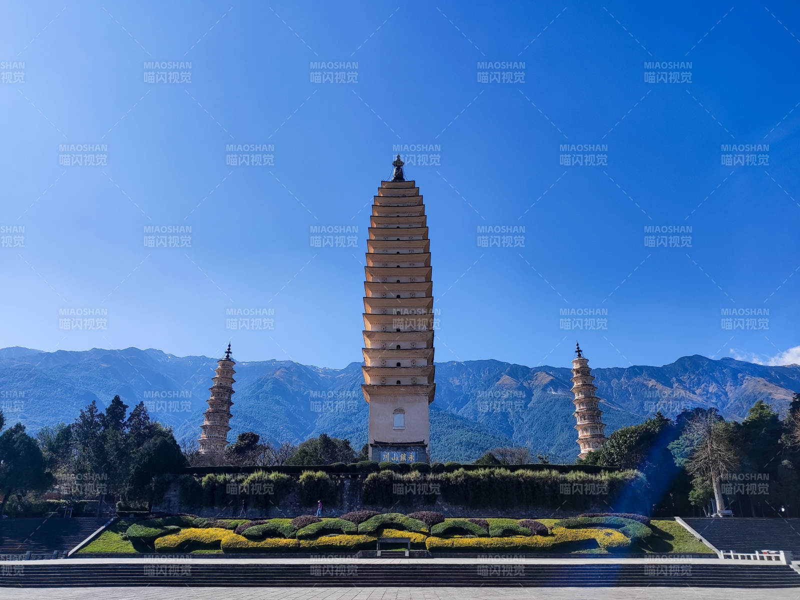 大理崇圣寺三塔映蓝天