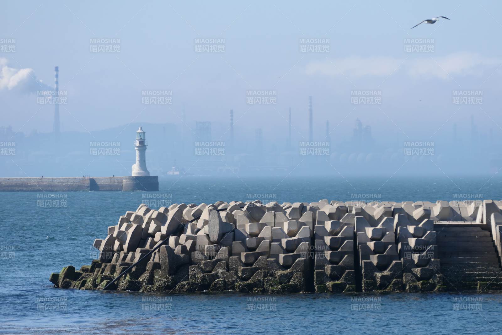 大连的海港灯塔与防波堤