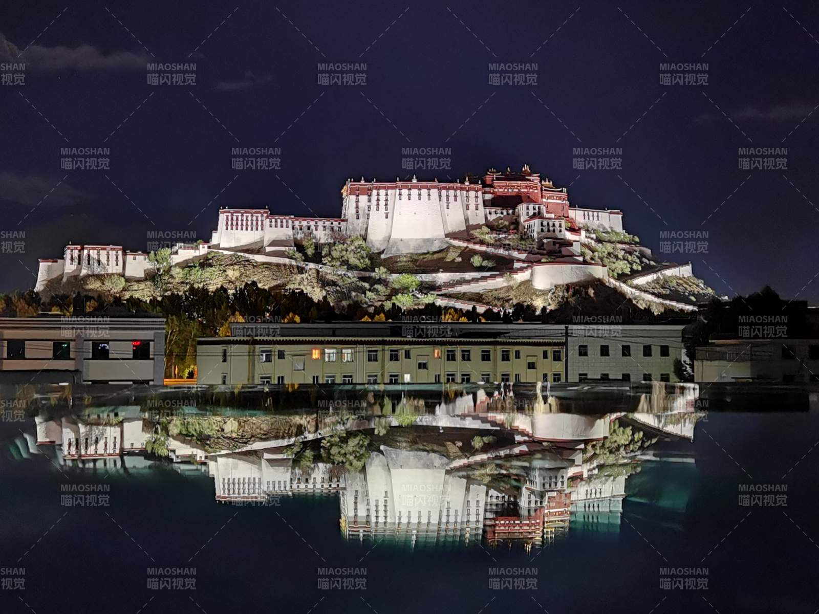 夜幕下的布达拉宫