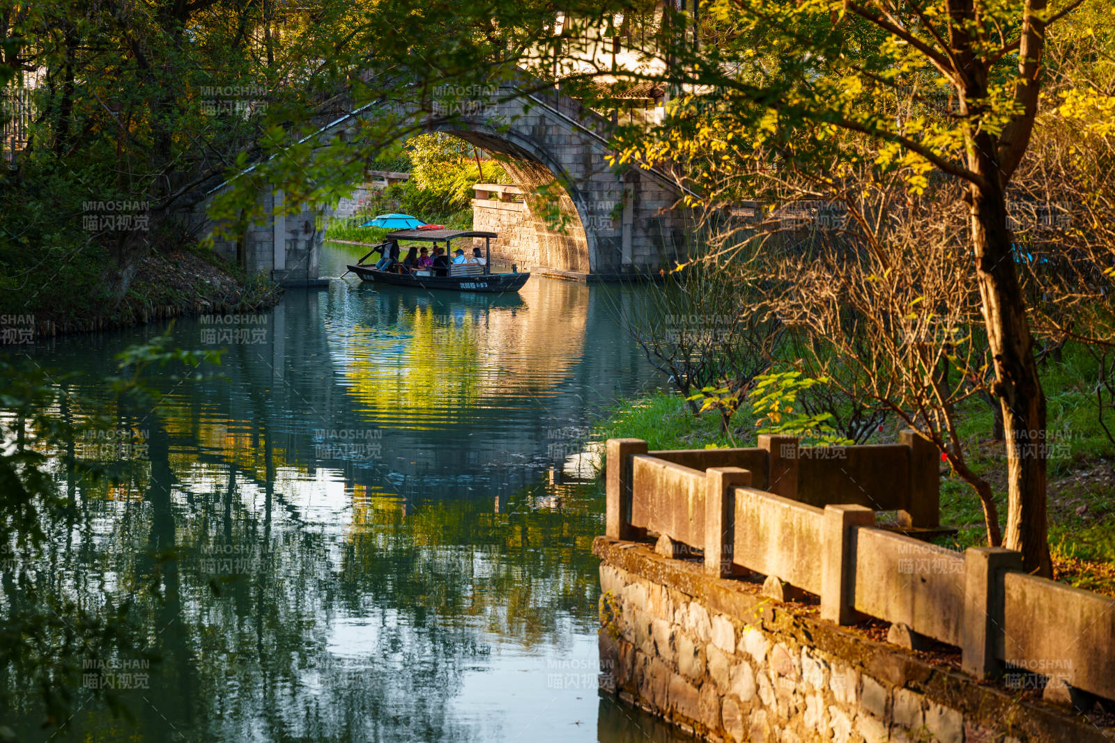 秋日河畔游船景