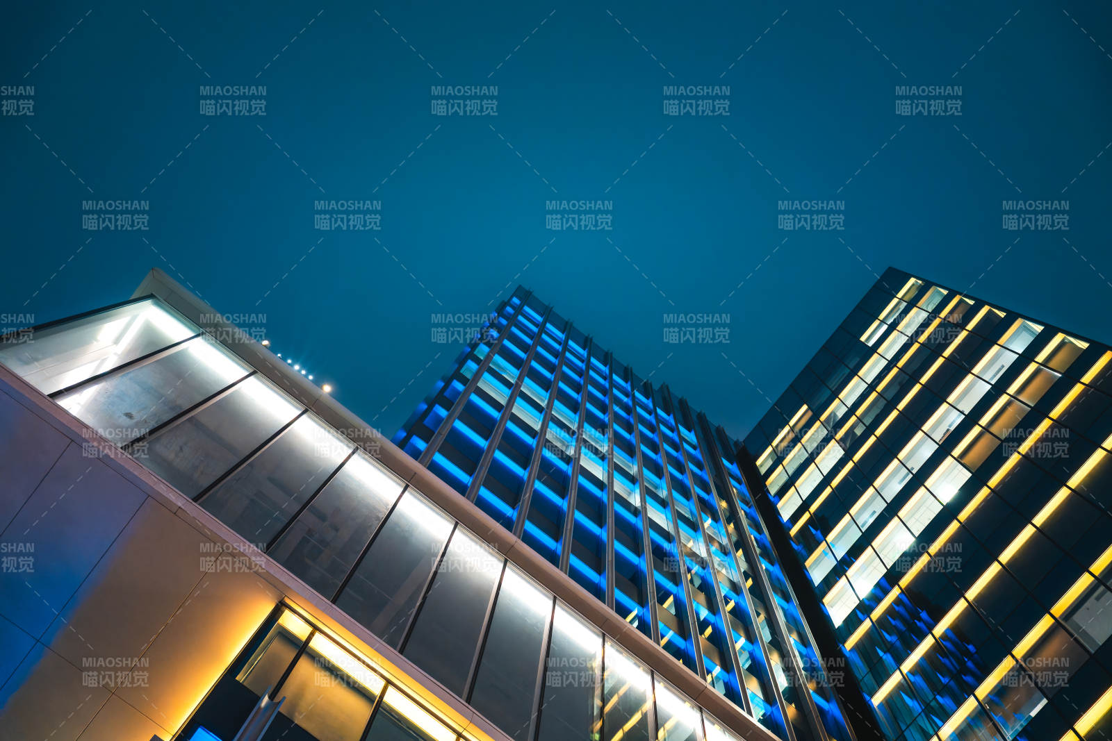 夜幕下的现代建筑群