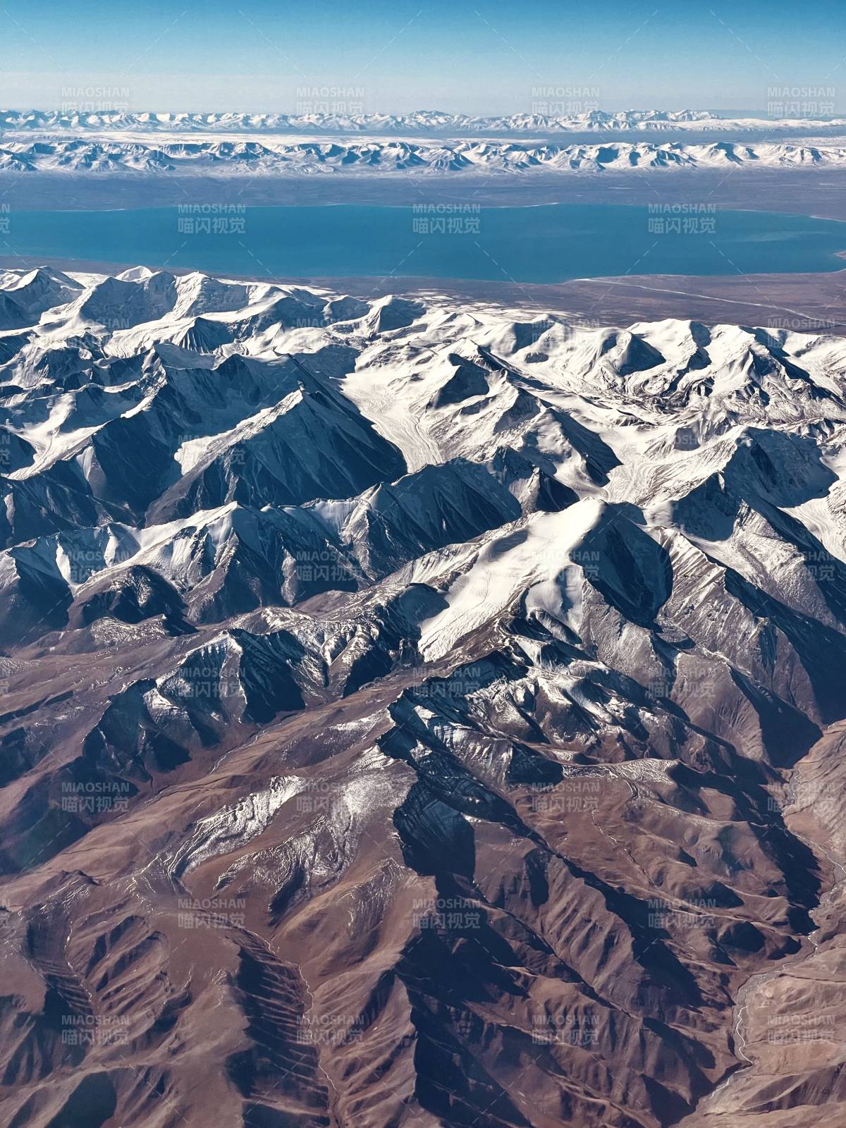 乌鲁木齐飞往武汉途中雪山湖景航拍