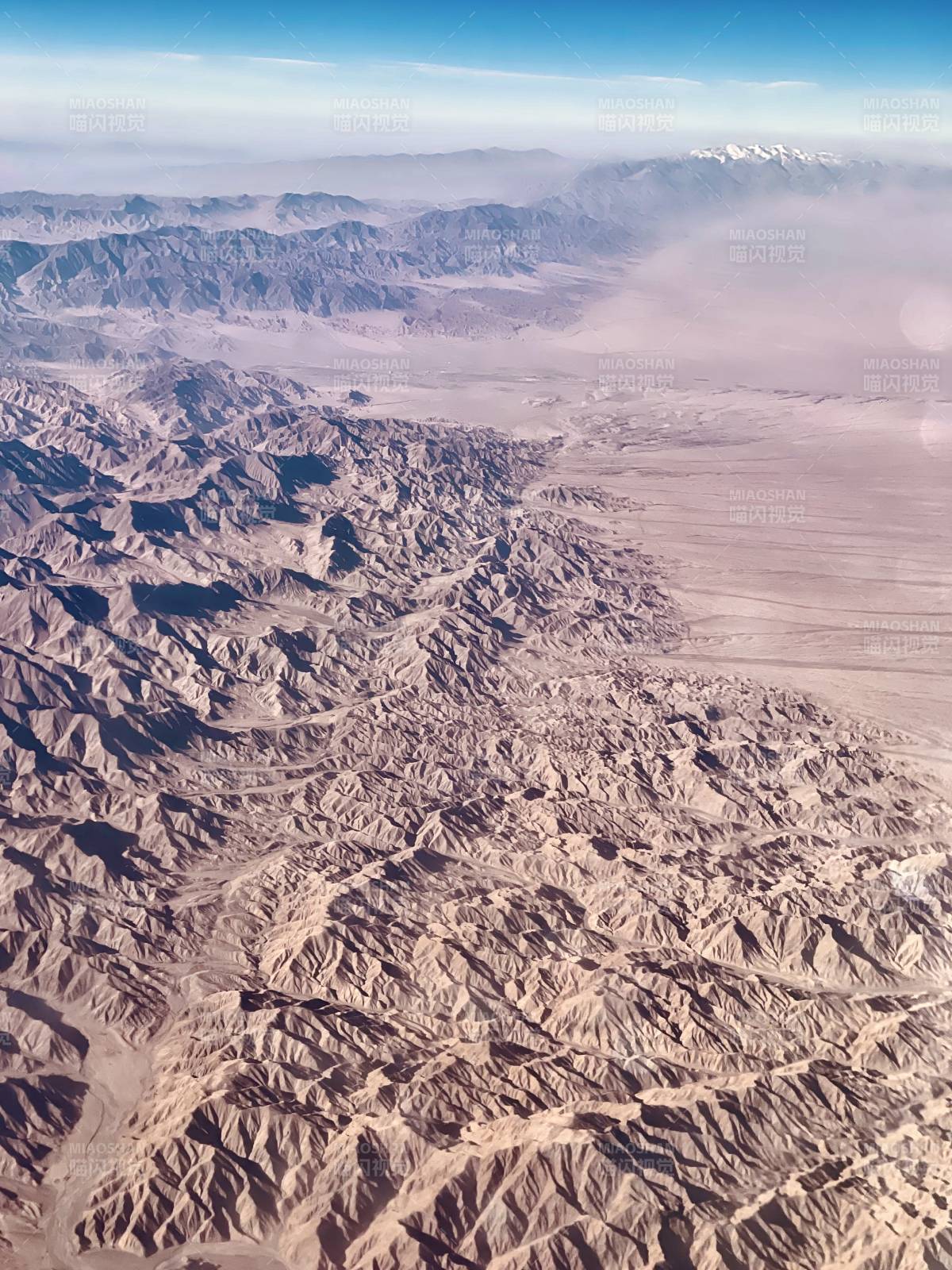 乌鲁木齐飞往武汉途中荒漠山峦航拍