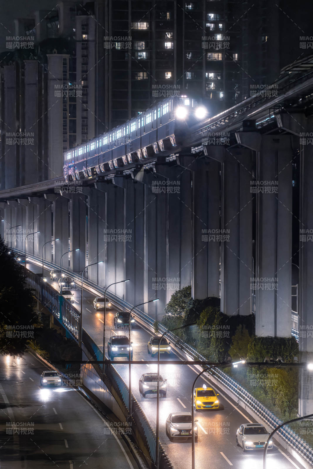 重庆夜幕下的城市轻轨