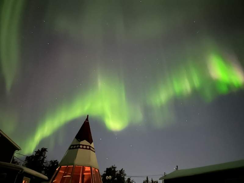 黄刀镇极光映照尖顶屋