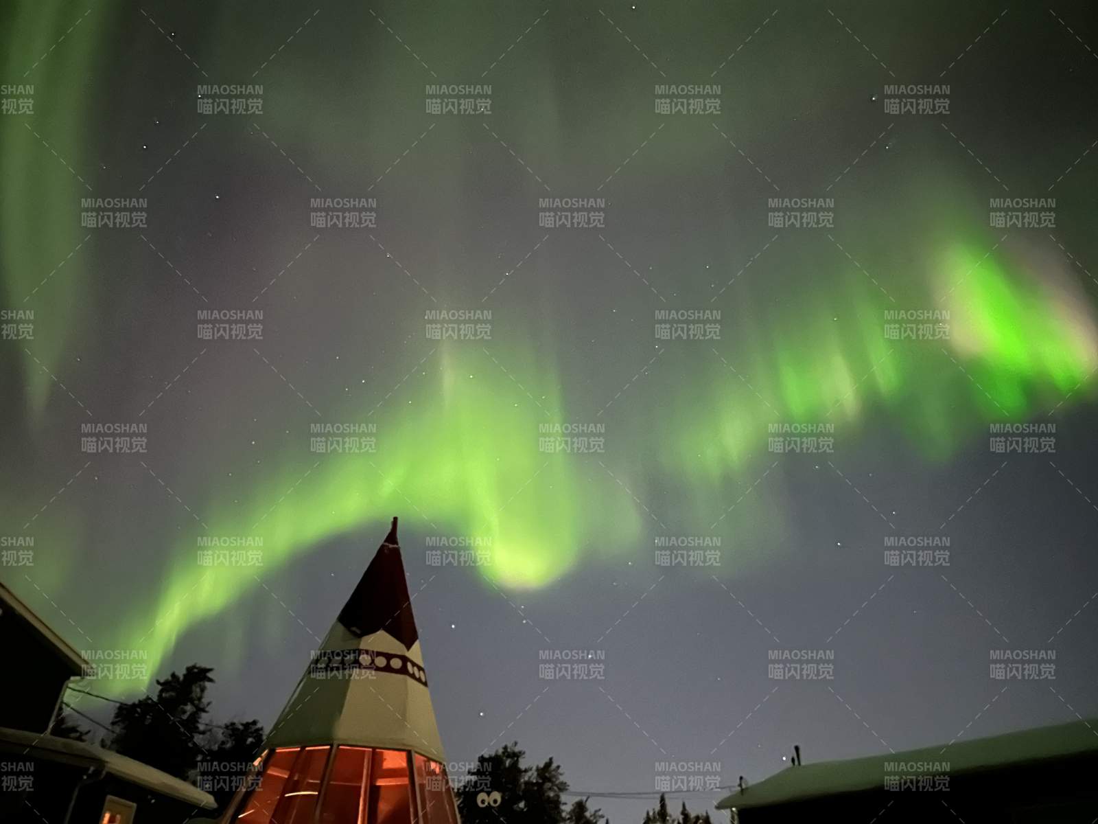 黄刀镇极光映照尖顶屋