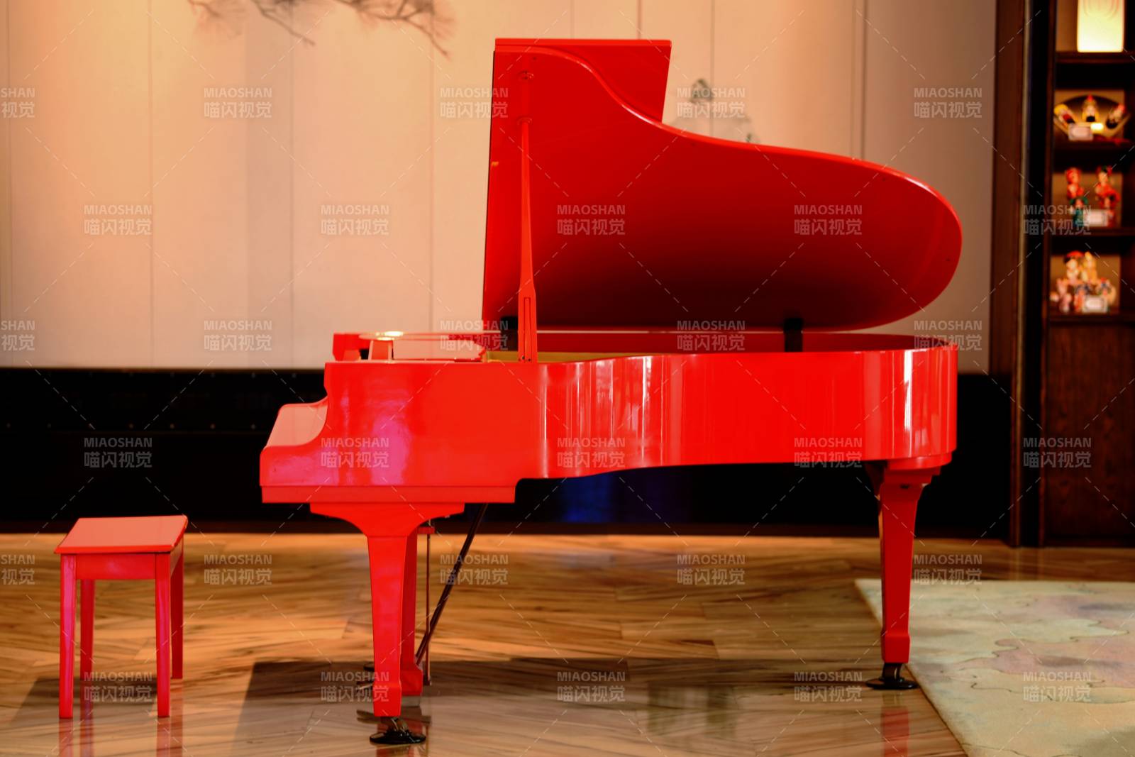 红色钢琴静谧优雅
