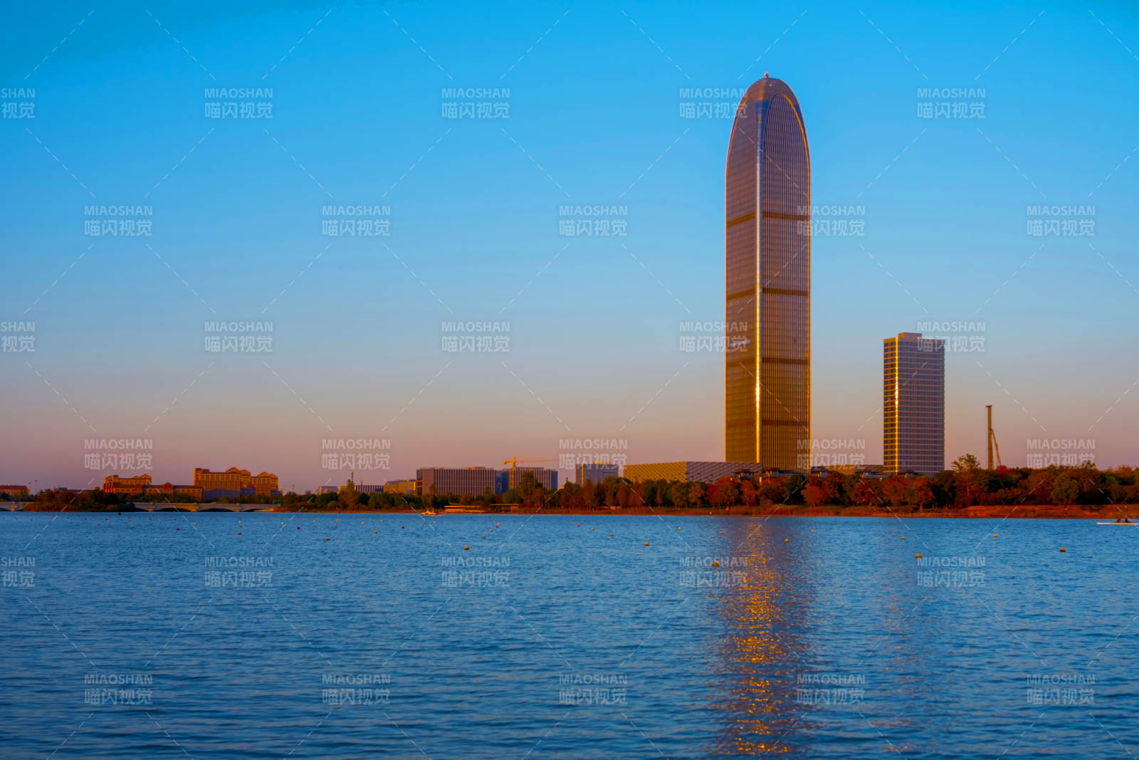 湖畔摩天楼影